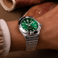 a32398101l1a1-chronomat-automatic-gmt-40-on-wrist.png